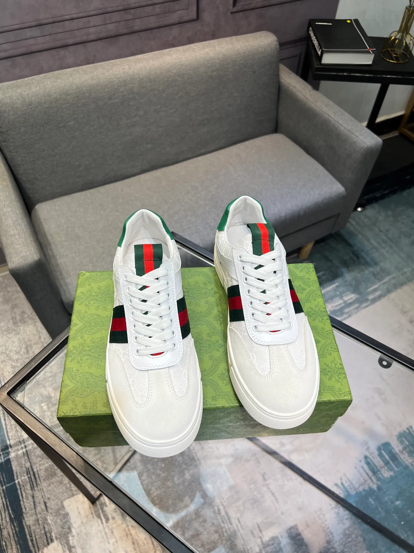 Men's Men's Shoes 💰440 Gucci Gucci's latest trendy shoes and casual shoes are popular in physical stores, new spring and summer comfortable imported custom original cowhide, unique jacquard fabric element design. With sheepskin lining, original bottom, 💪 details determine quality, you can enter and leave the counter at will, welcome to compare🇮🇹, code number 38-44 (45 customized)
